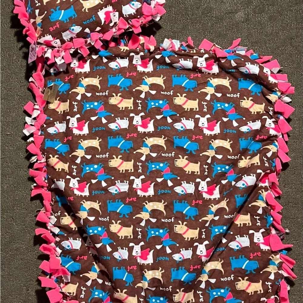 Knotted blanket & pillow